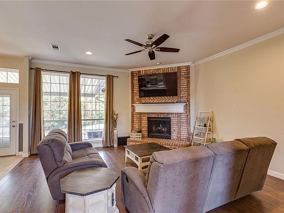 5th image of 1101 Oakgrove Ln