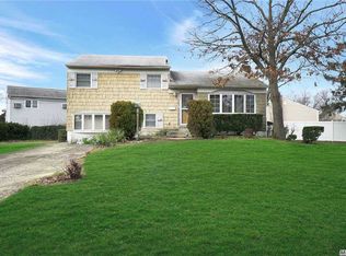 4045 Daleview Ave, Seaford, NY 11783