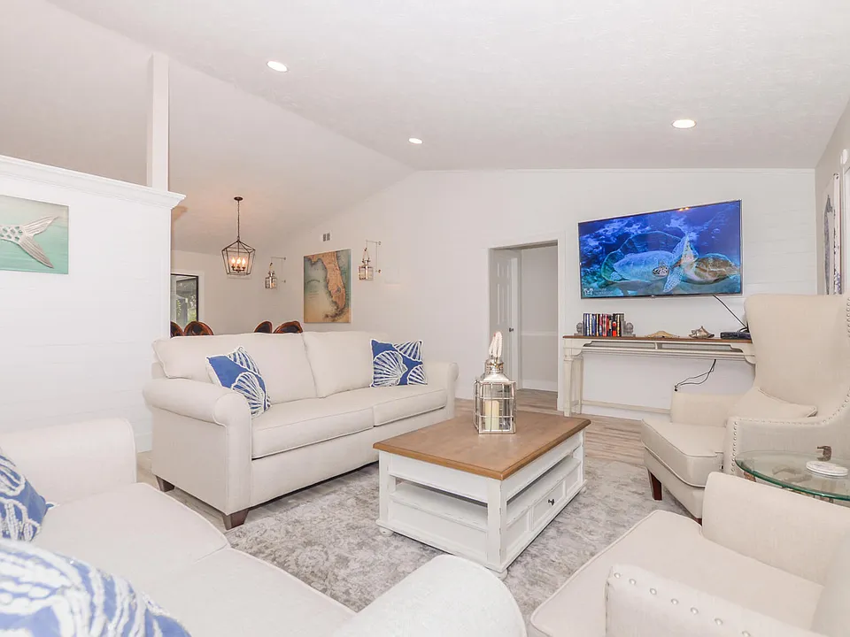 2411 NE Pinecrest Lakes Blvd