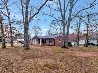 1700 Whippoorwill Dr, Lawrenceburg, TN 38464
