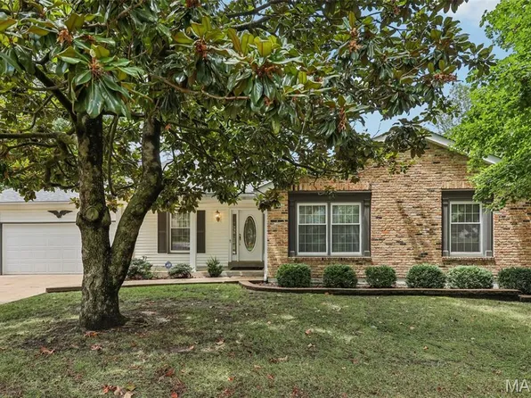 15647 Cedarmill Dr, Chesterfield, MO 63017