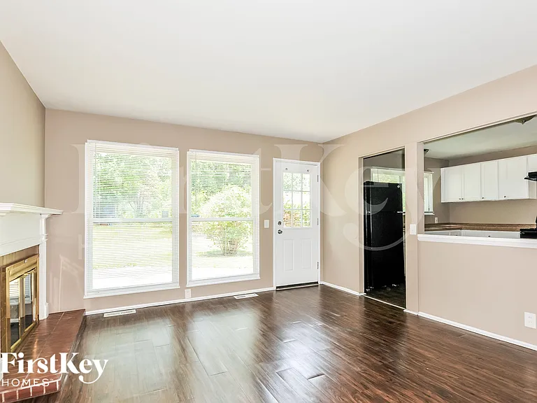 2415 Greenbriar Dr — Photo 3