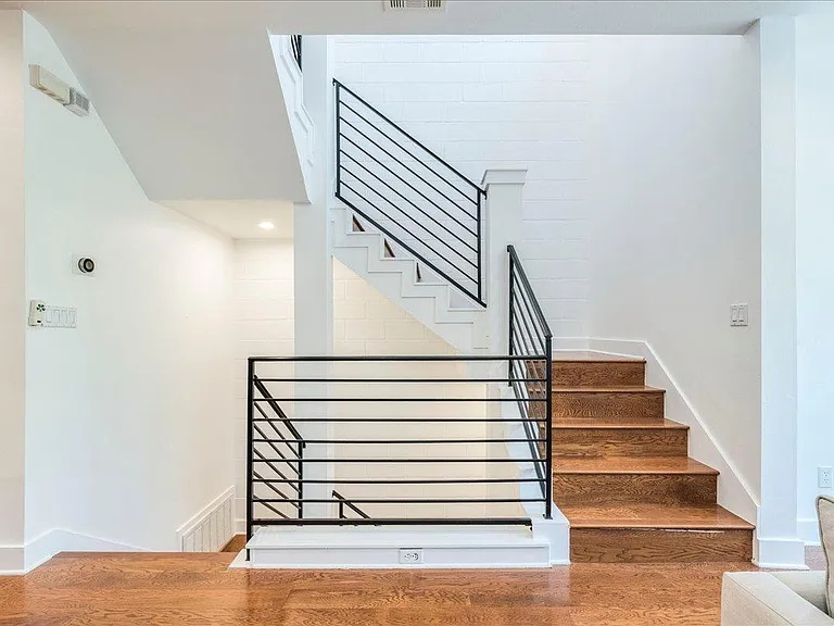 2608 E 6th St #6 — Photo 10