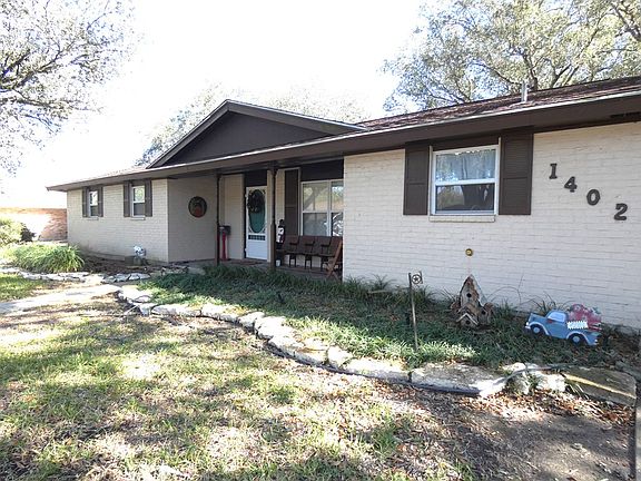 3rd image of 1402 Las Palmas Cir