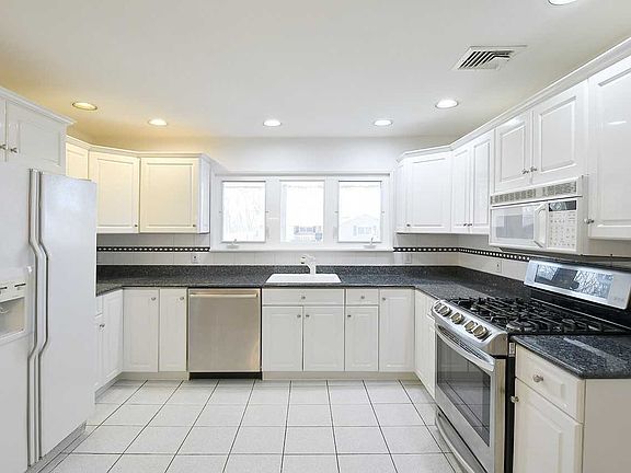 5th image of 25 Kingswood Dr