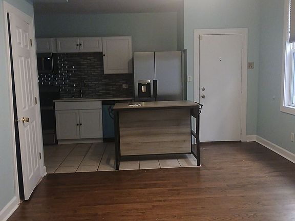 4th image of 1625 W Superior St