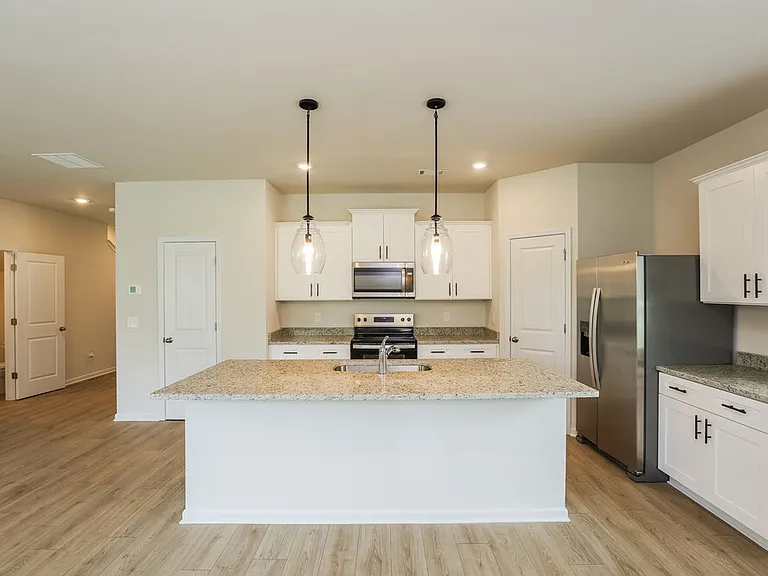 658 Mackenzie Cv — Photo 8