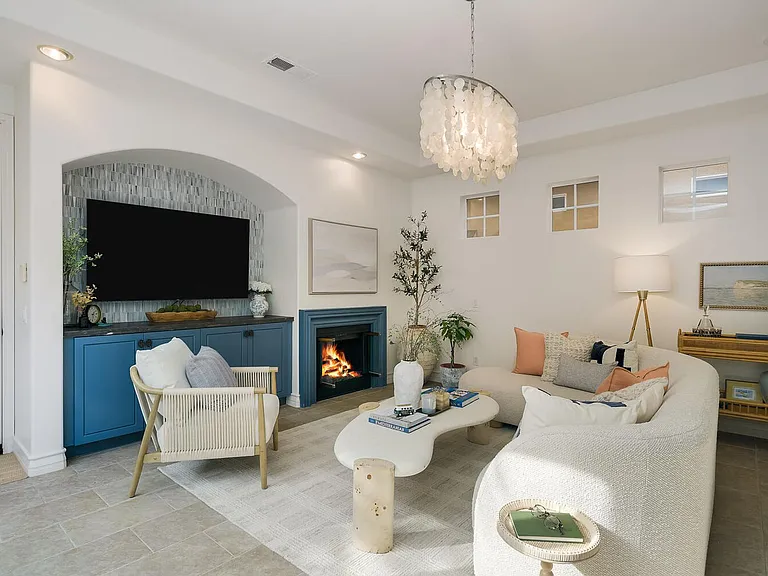 409 N Cedros Ave — Photo 3