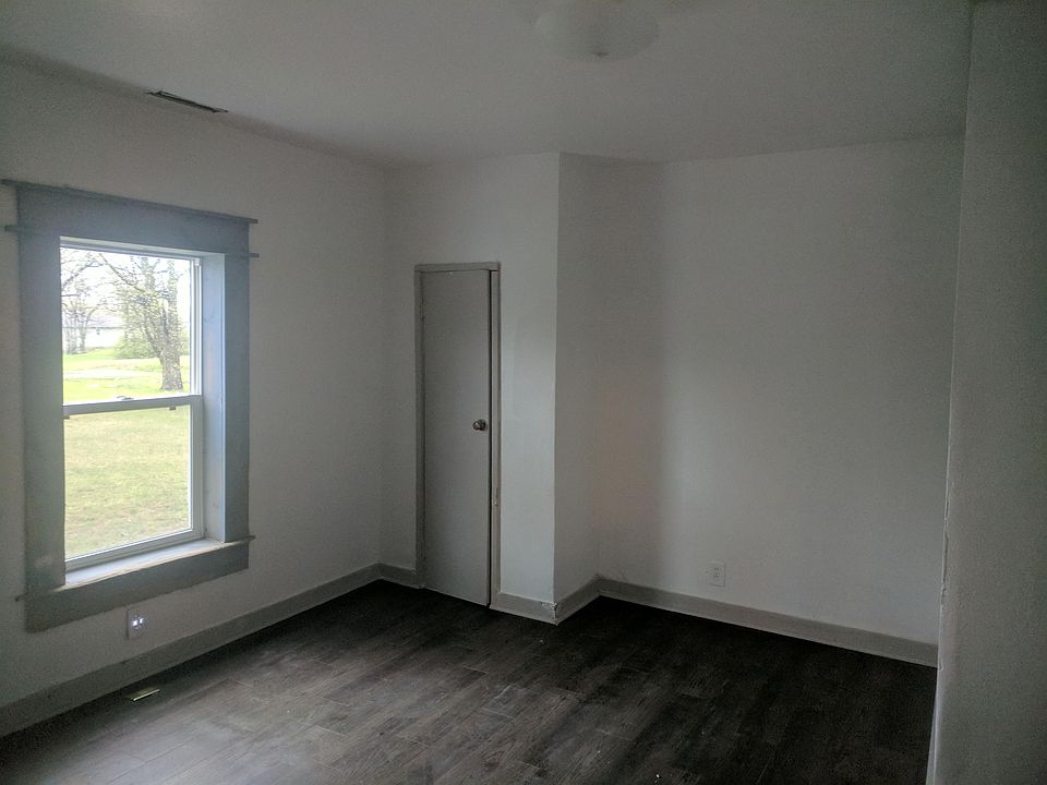 2nd image of 723 W Lexington Ave