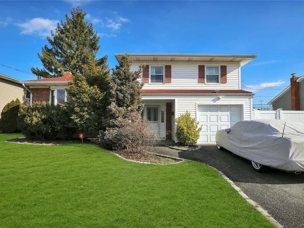 14 Iris Place, Massapequa Park, NY 11762
