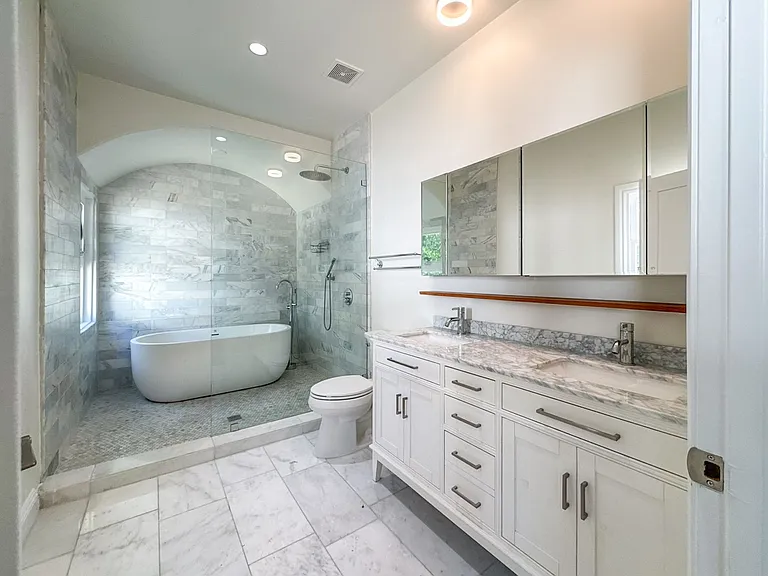 1043 S Plymouth Blvd — Photo 31