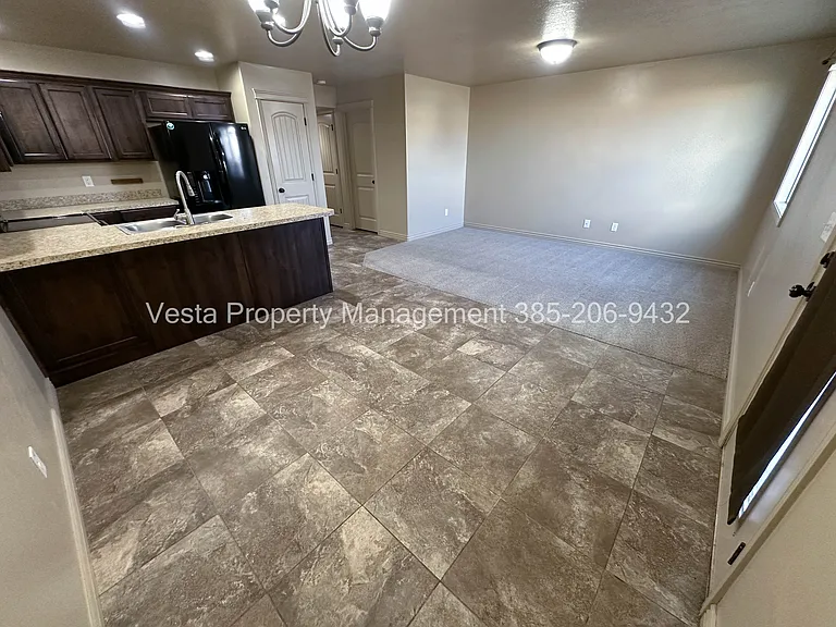 1933 N 325 W — Photo 4
