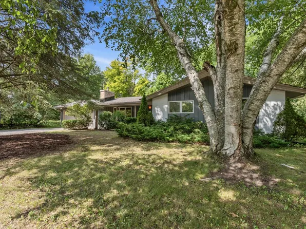 1354 Sylvan WAY, West Bend, WI 53095