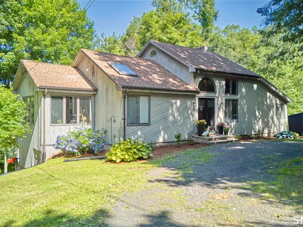 8 Mountain Trail, East Hampton, CT 06424