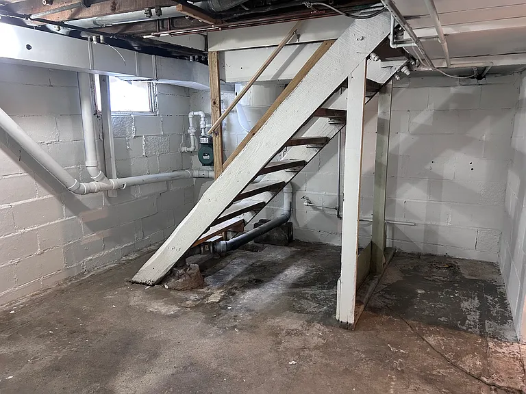 Full unfinished basement/ Walk out access