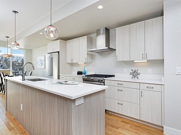 4th image of 1822 N Grove St #104