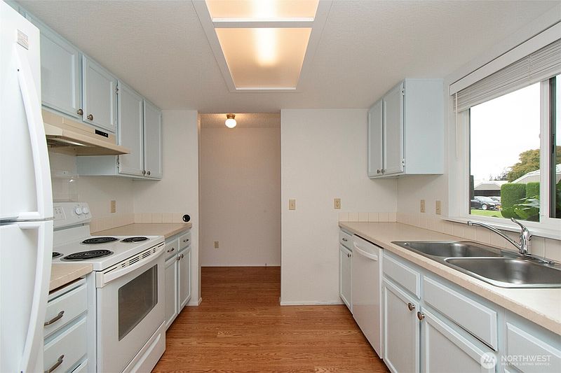 3rd image of 863 N Littlejohn Way