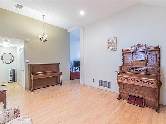 3rd image of 2210 Wren Ln