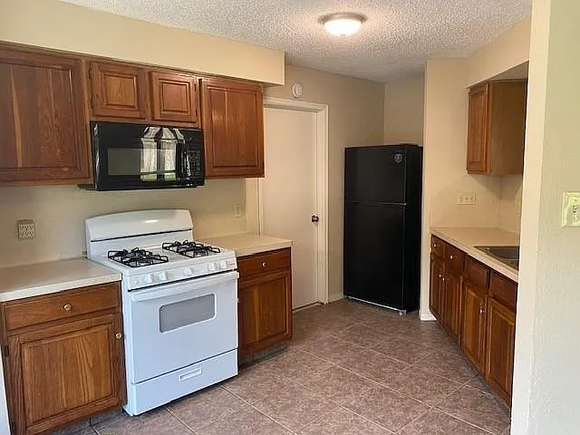 523 Gleneagles Dr — Photo 3