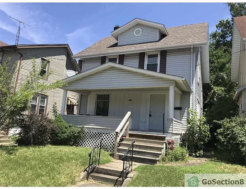 1622 Superior Ave NE photo 1