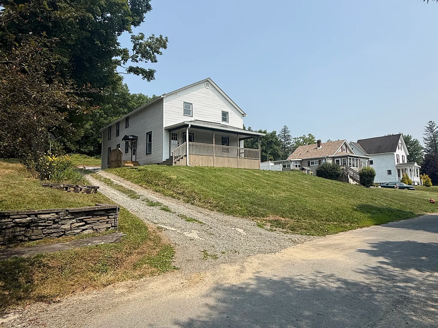 3 bed, 1200 sqft, $1,300 — Photo 1