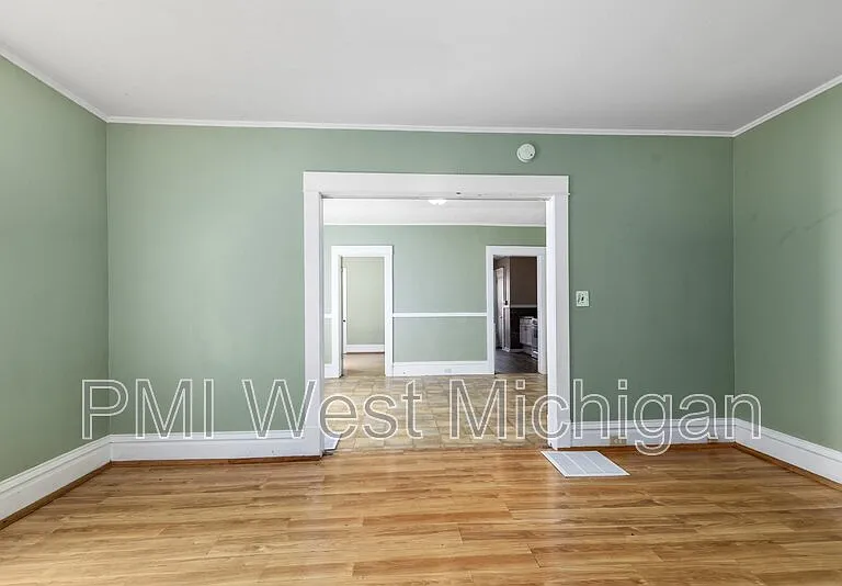 1051 Pine Ave NW — Photo 9