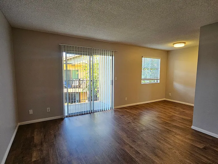 Del Mar Apartment Homes — Photo 13
