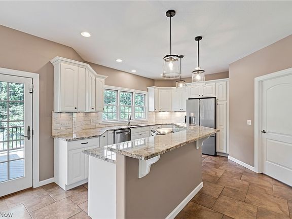 4th image of 8021 Grayson Dr