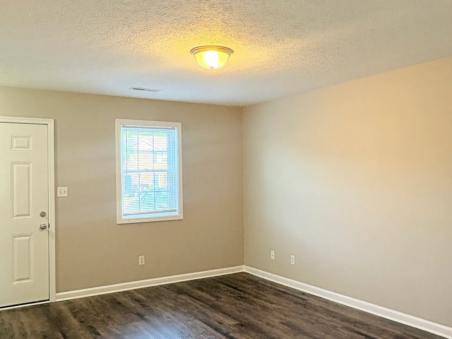 2 bed, 1.5 bath, 1000 sqft, $795 — Photo 2