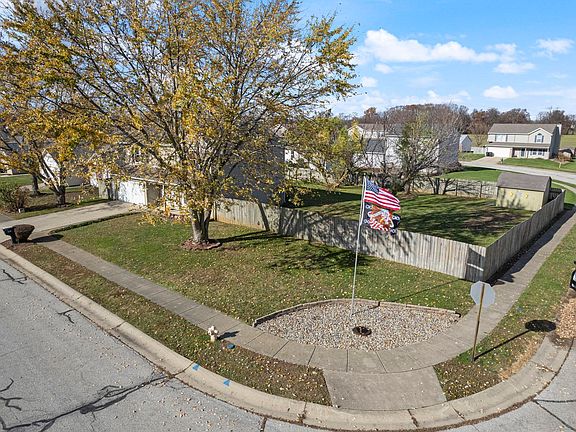 3rd image of 932 Harrington Dr