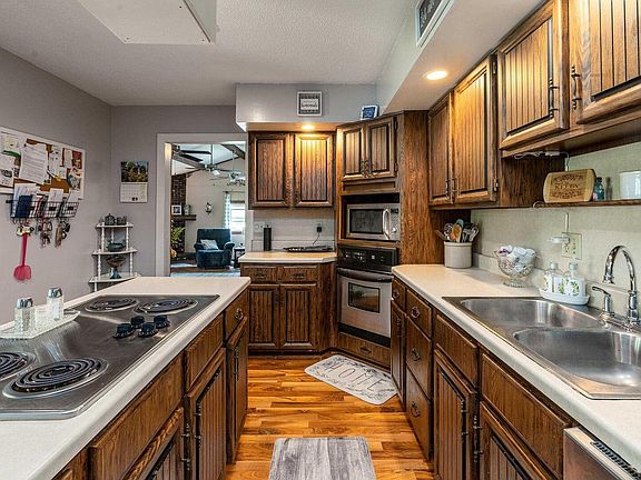 5th image of 207 W 13th St