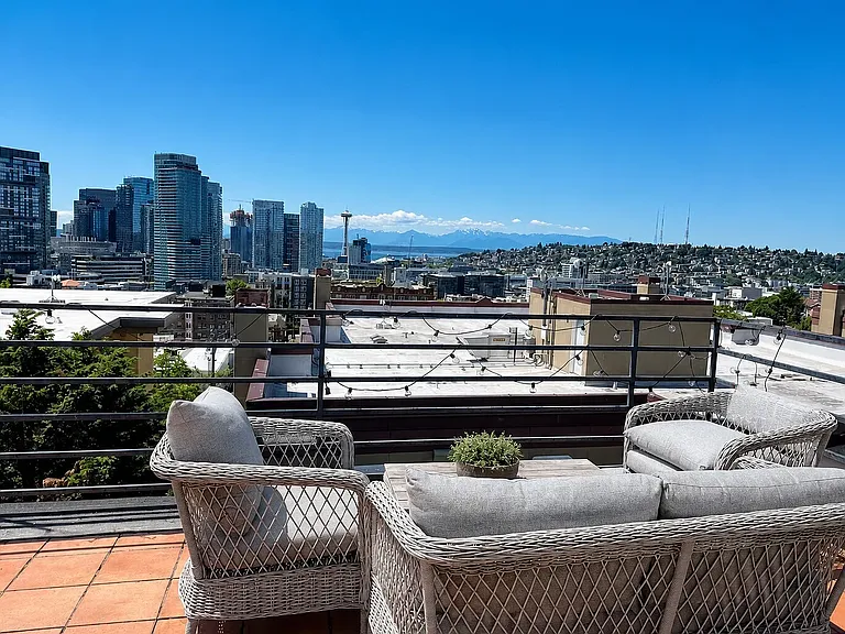 712 E Denny Way #502 — Photo 1