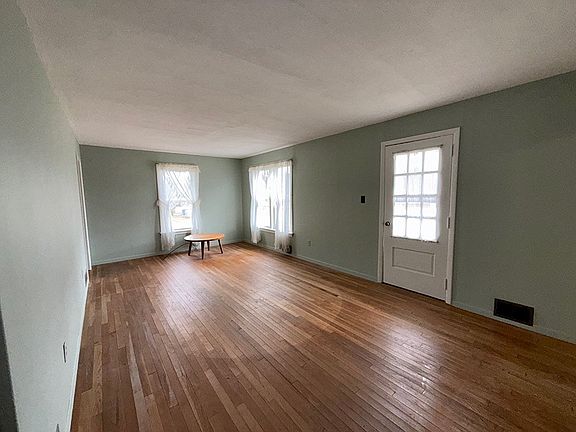 5th image of 749 Bissell Rd
