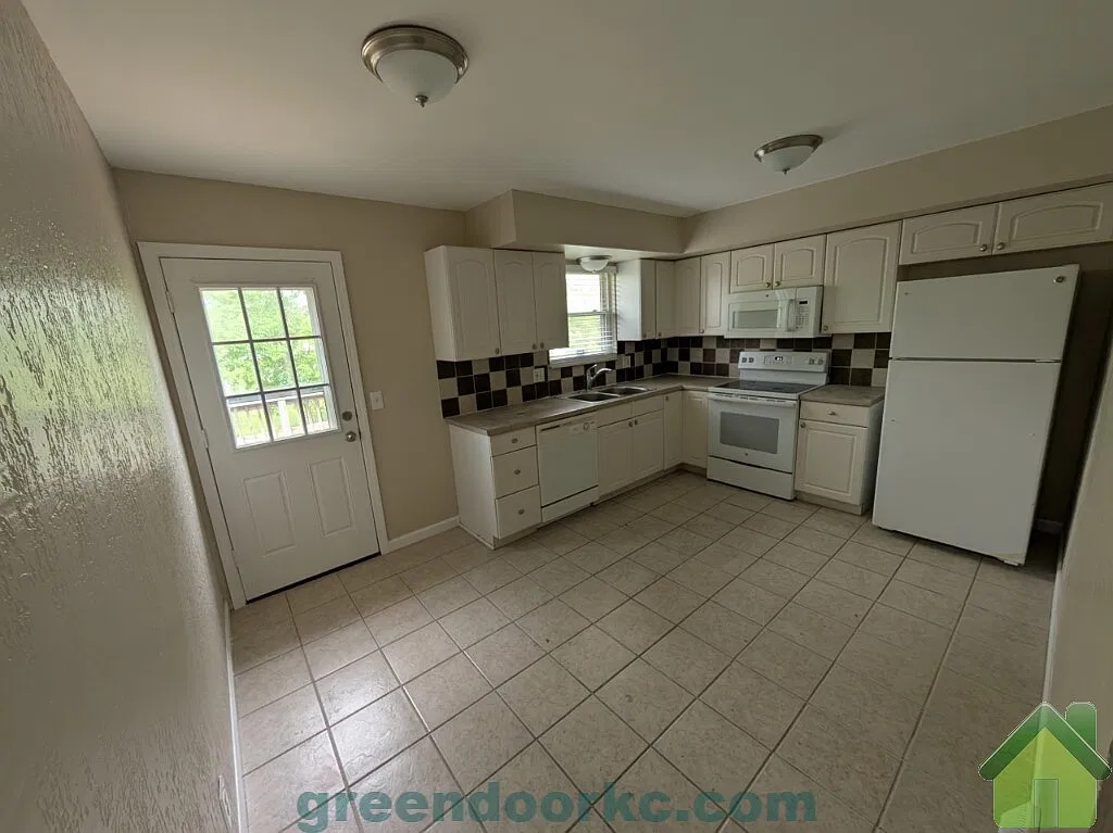 8914-8916 Caenen Lake Road - 8914 — Photo 3
