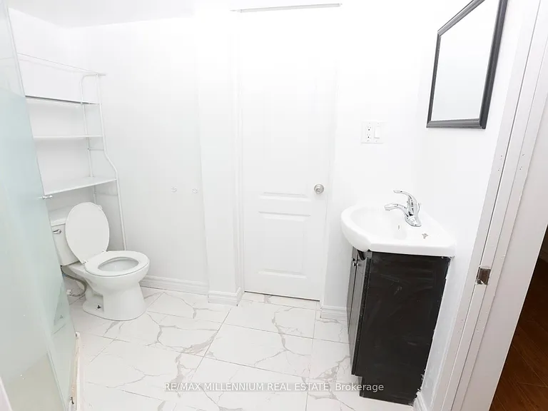 6482 Chaumont Cres #LOWER — Photo 11