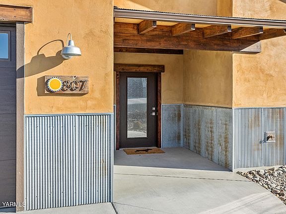 3rd image of 807 Selah Vista Way