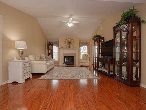 4th image of 3102 Renee Dr