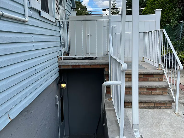 468 McClean Ave #B — Photo 2