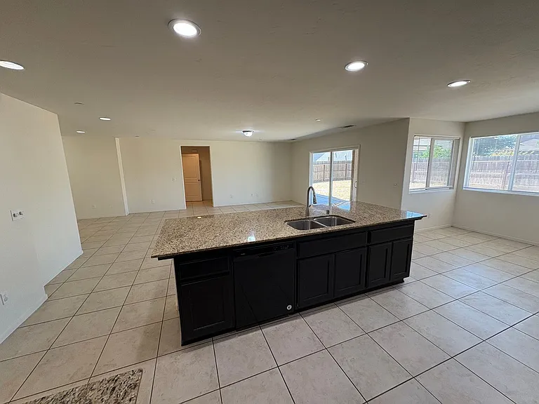 2132 E Sweet Ave — Photo 9