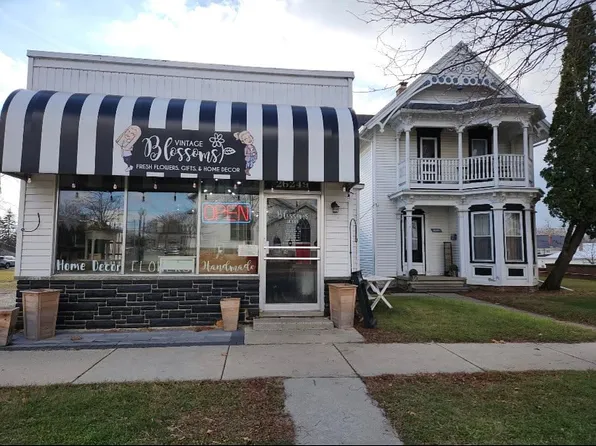 26249 E Huron River Dr, Flat Rock, MI 48134