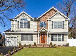 9 Jarvis Ave, Syosset, NY 11791