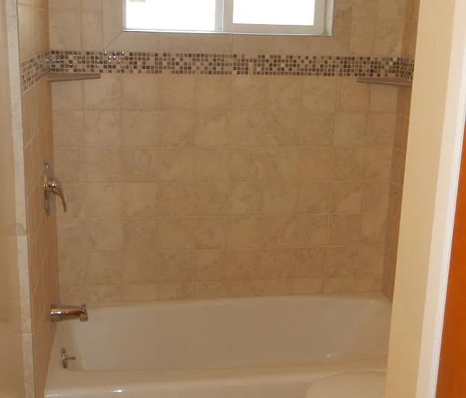 Main bathroom tub