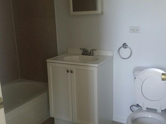 4th image of 2624 N Lincoln Ave