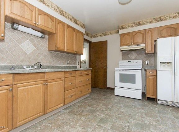 4th image of 824 Woolsey Dr SW