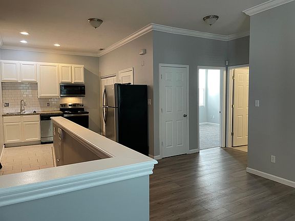 2nd image of 2722 Chippewa St APT C