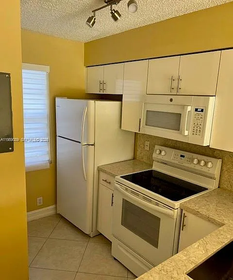 2226 N Cypress Bend Dr #210 — Photo 8