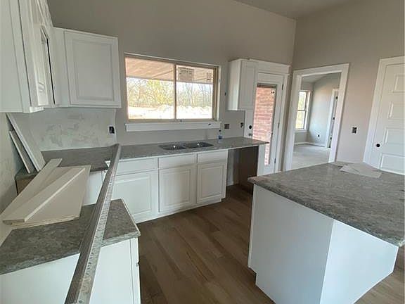 5th image of 903 Riverrun Dr