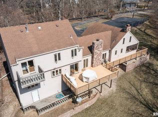 10 Cherry Hills Dr, Pekin, IL 61554