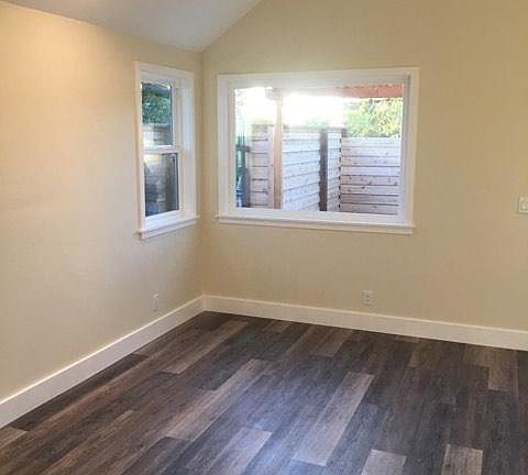 5th image of 215 Linden St