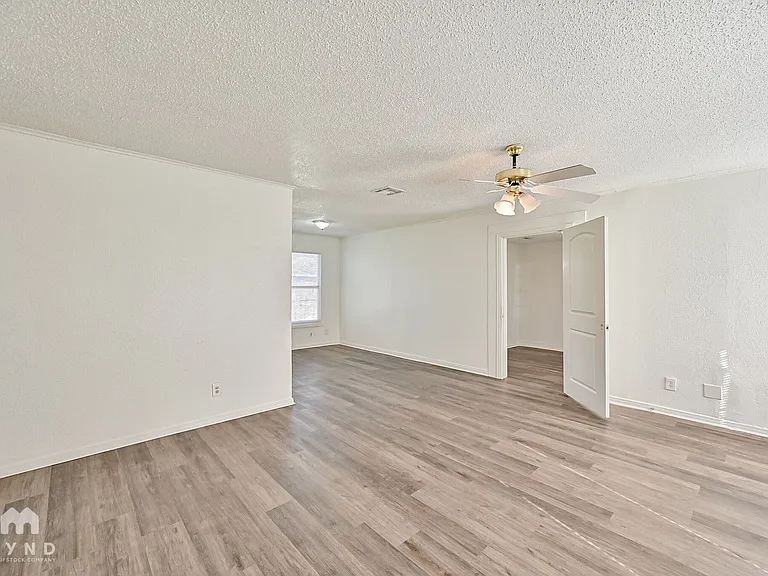 404 Lanola Ct — Photo 2
